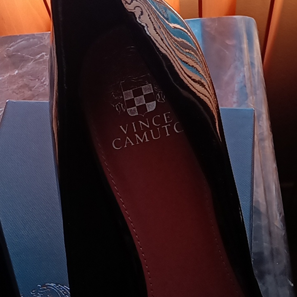 Vince Camuto peekaboo pumps patent leather - Picture 2 of 6